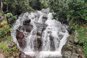 Galdola Ella Falls | ගල්දොල ඇල්ල image