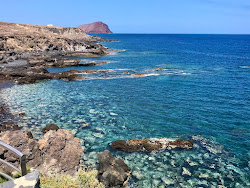 Foto von Playa Y Piscinas Naturales umgeben von Bergen