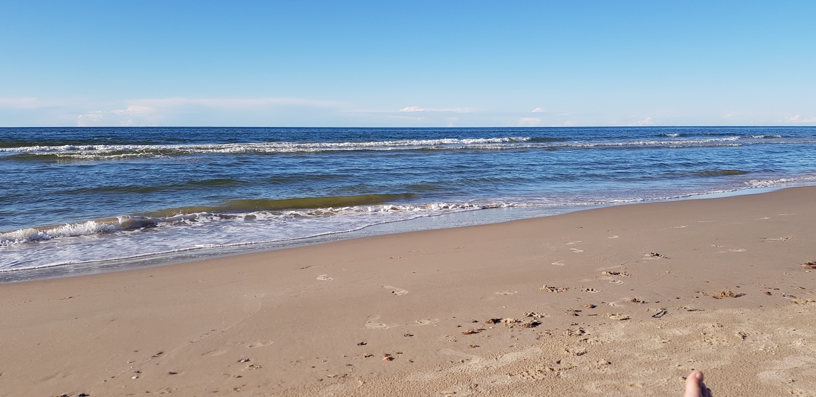 Foto von Skiveren Beach umgeben von Bergen