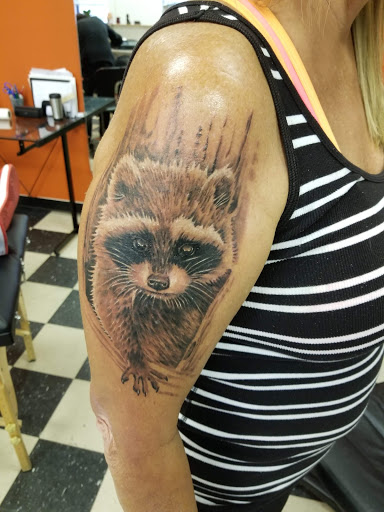 Tattoo Shop «Under the Gun Tattoo Studio», reviews and photos, 3998 Alum Creek Dr, Columbus, OH 43207, USA