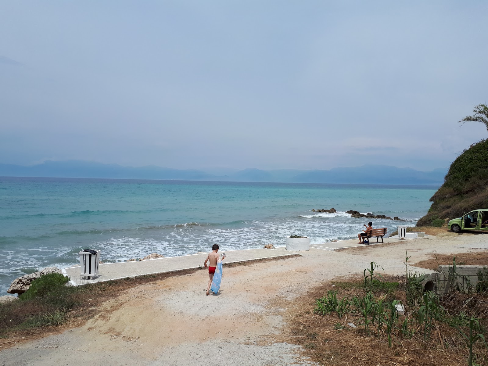Foto av Gialos beach omgiven av berg