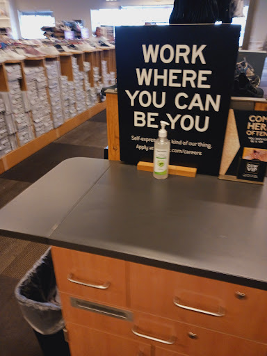 Shoe Store «DSW Designer Shoe Warehouse», reviews and photos, 6971 Grand Ave, Gurnee, IL 60031, USA