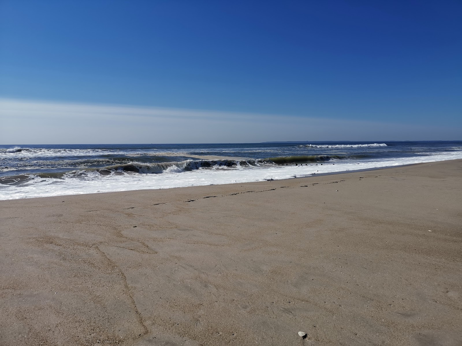 Fort Tilden Beach的照片 带有碧绿色水表面