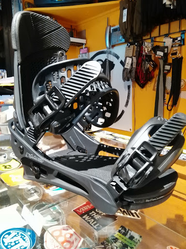 Snowboard Shop «No School Snowboard Shop», reviews and photos, 123 Old 108 Loop, Jeffersonville, VT 05464, USA