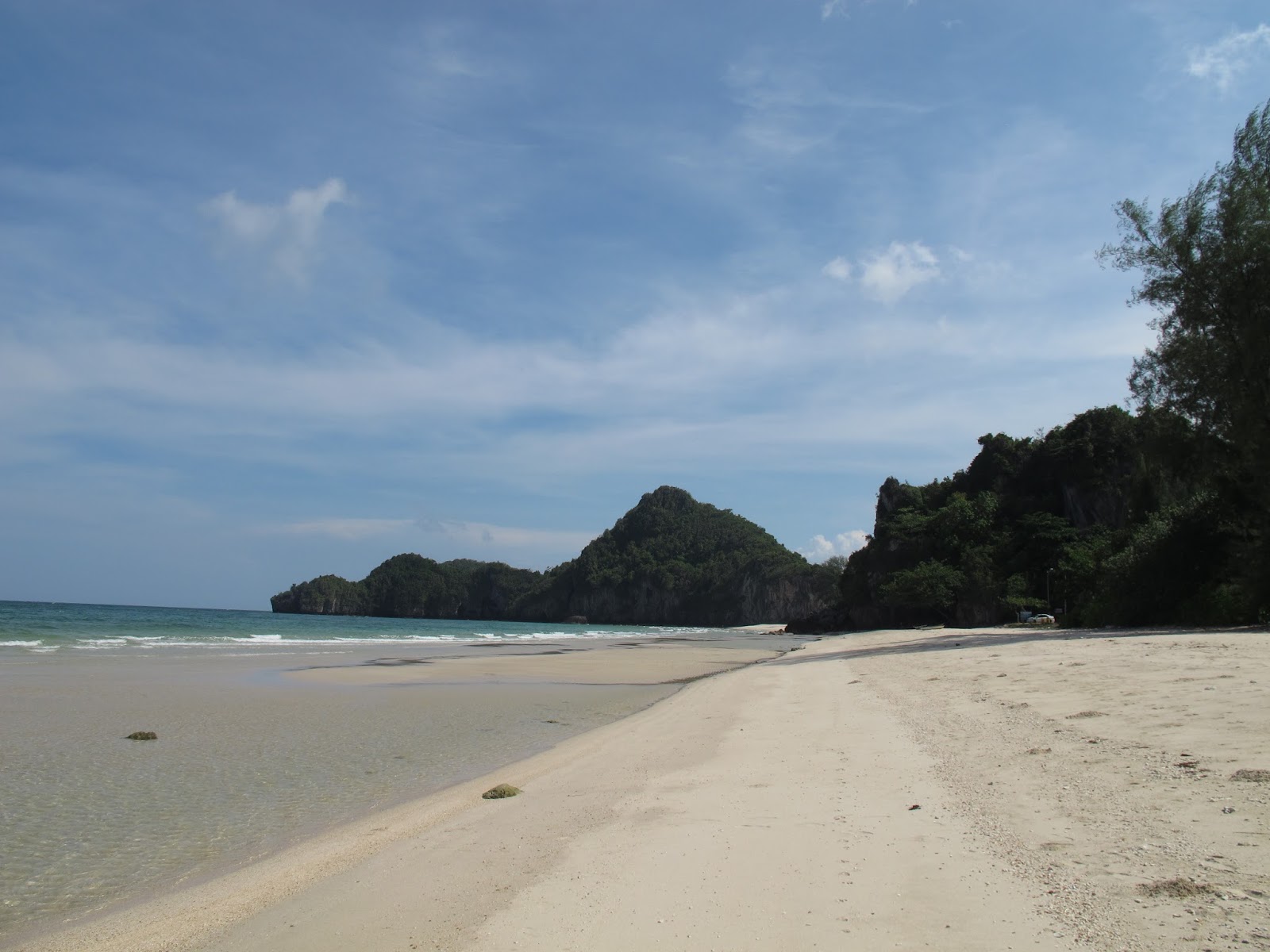 Foto von Thung San Beach von Klippen umgeben