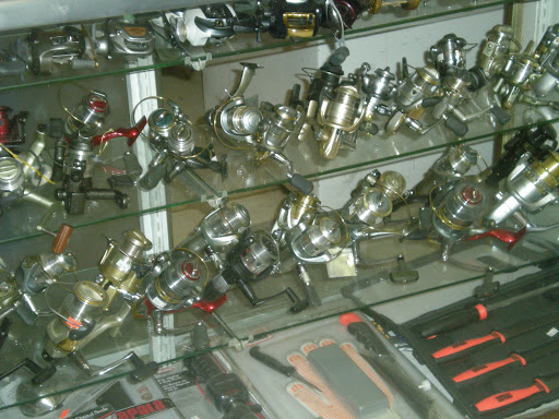 Sporting Goods Store «Big Bear Hunting & Firearms - Hunting Store», reviews and photos, 401 Putnam Pike, Harmony, RI 02829, USA