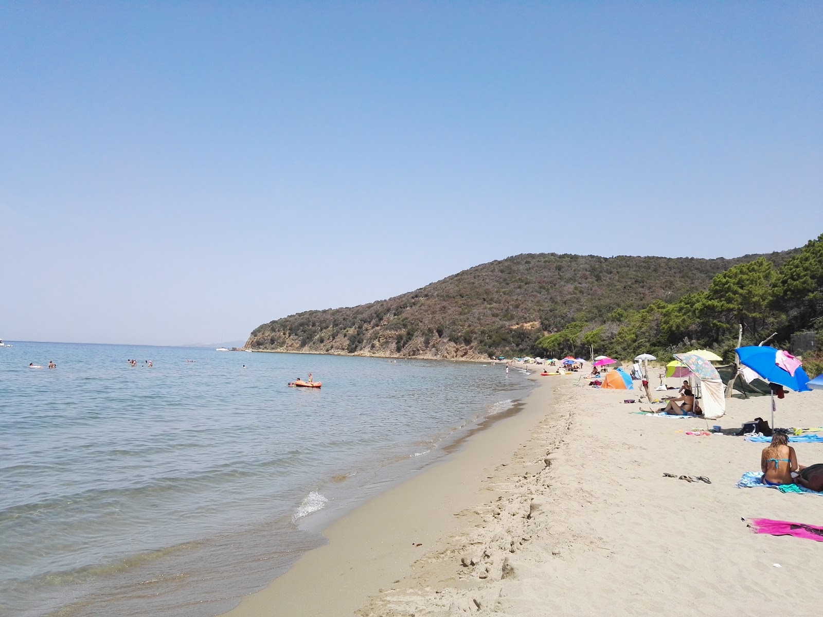 Cala Civette'in fotoğrafı - rahatlamayı sevenler arasında popüler bir yer