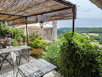 Atmosphère du Restaurant français Le Jardin Des Lys à Puycelsi - n°4