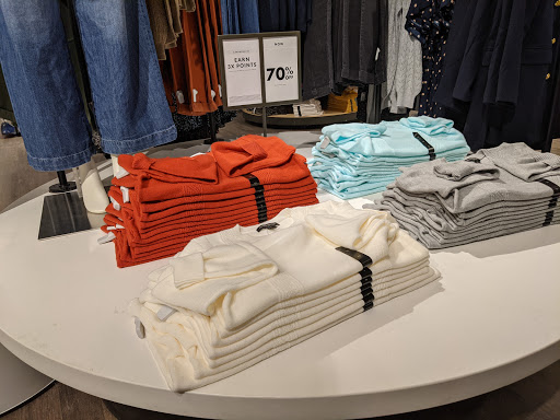 Clothing Store «Banana Republic», reviews and photos, 103 S Washington St, Naperville, IL 60540, USA