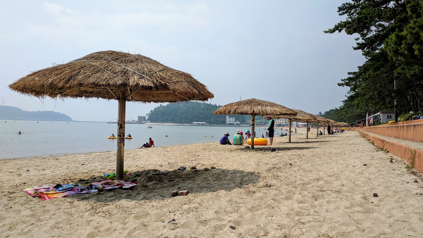 Photo de Songho Beach avec l'eau turquoise de surface