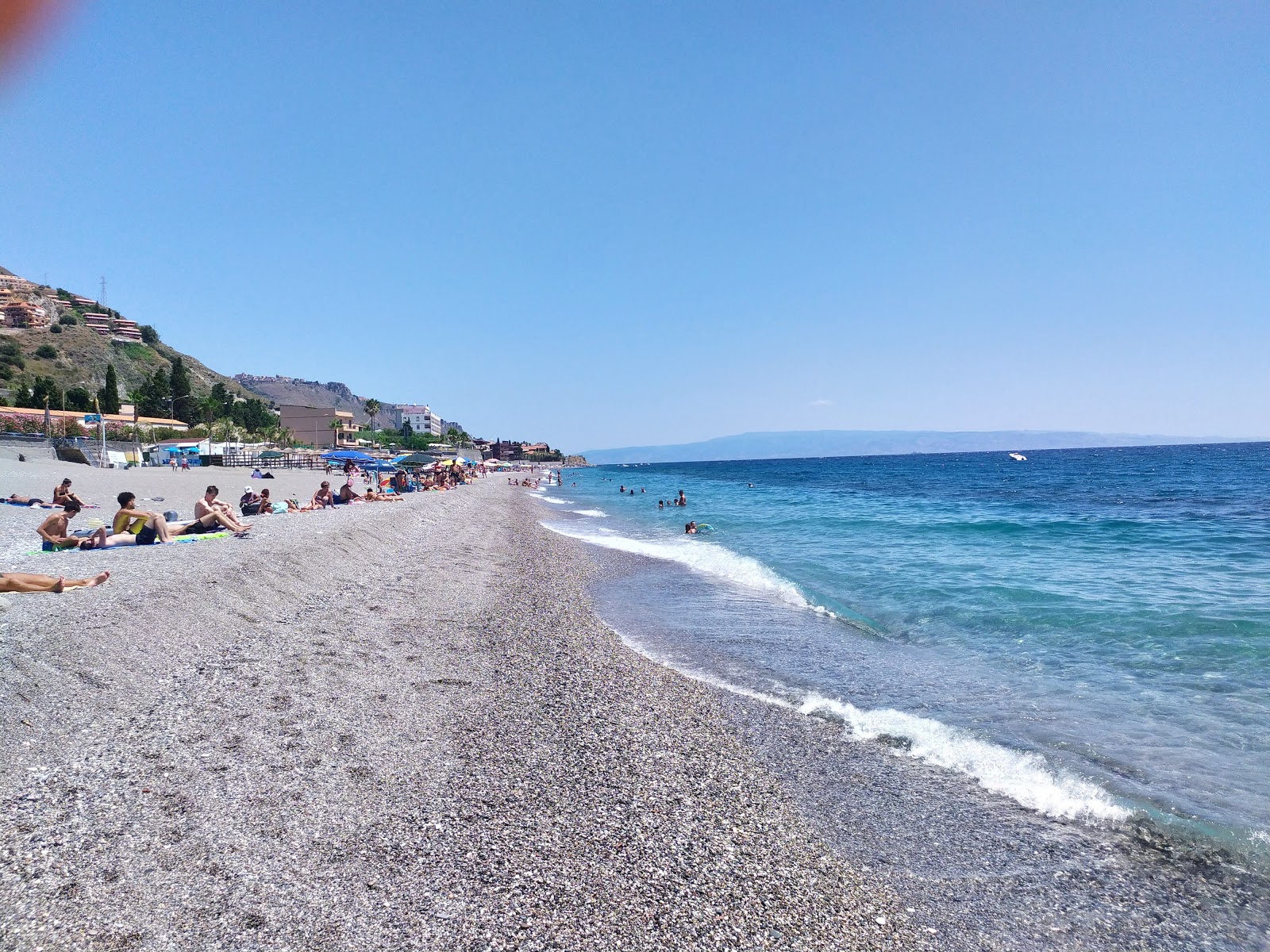 Spiaggia di Letojanni II'in fotoğrafı turkuaz saf su yüzey ile