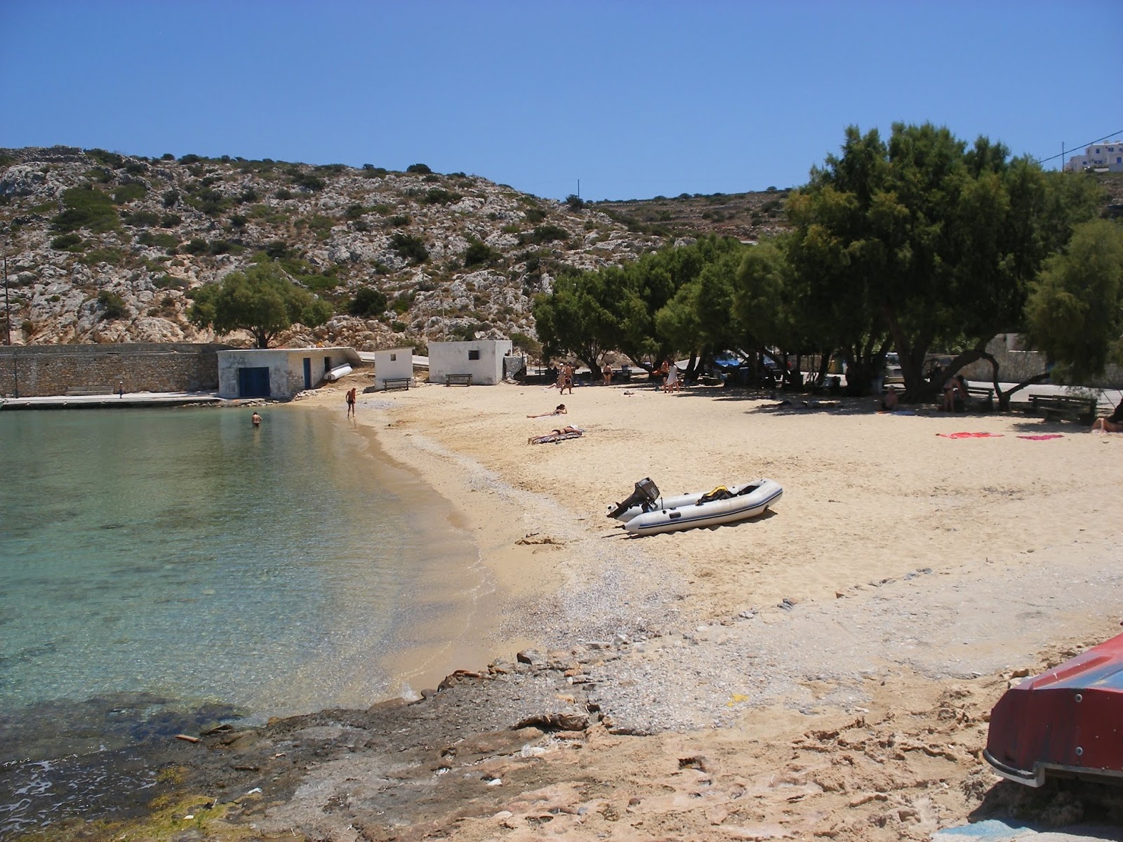 Valokuva Agios Georgiosista. pinnalla kirkas hiekka:n kanssa