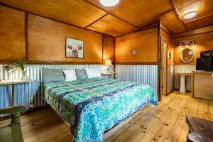 The Historic Leakey Inn image