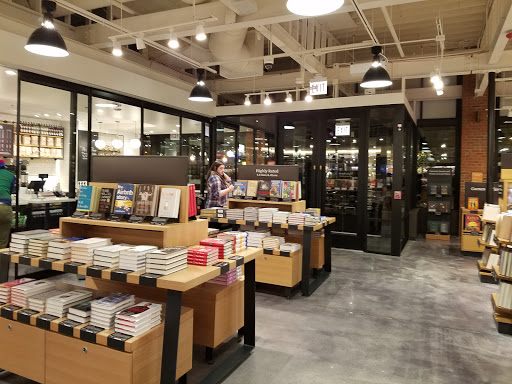 Book Store «Amazon Books», reviews and photos, 3441 N Southport Ave, Chicago, IL 60657, USA