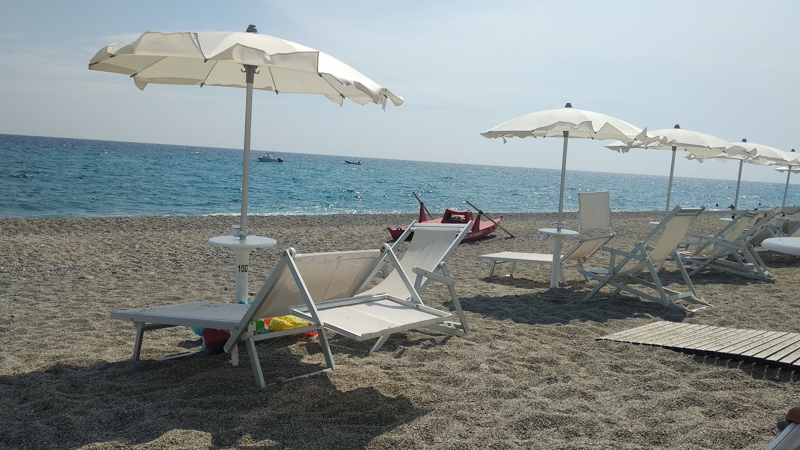 Photo de Siderno beach avec l'eau bleu de surface