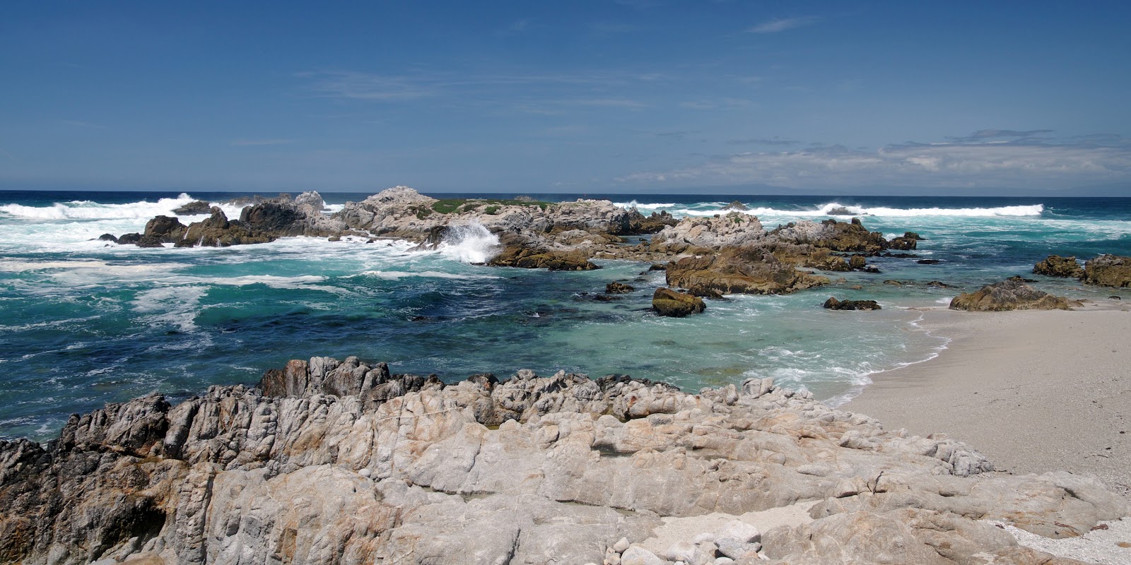 Point Pinos beach的照片 带有碧绿色纯水表面