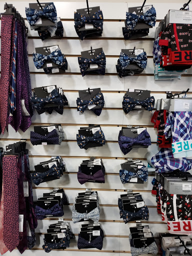 Discount Store «Discount Fashion Warehouse Gahanna», reviews and photos, 870 Science Blvd, Gahanna, OH 43230, USA