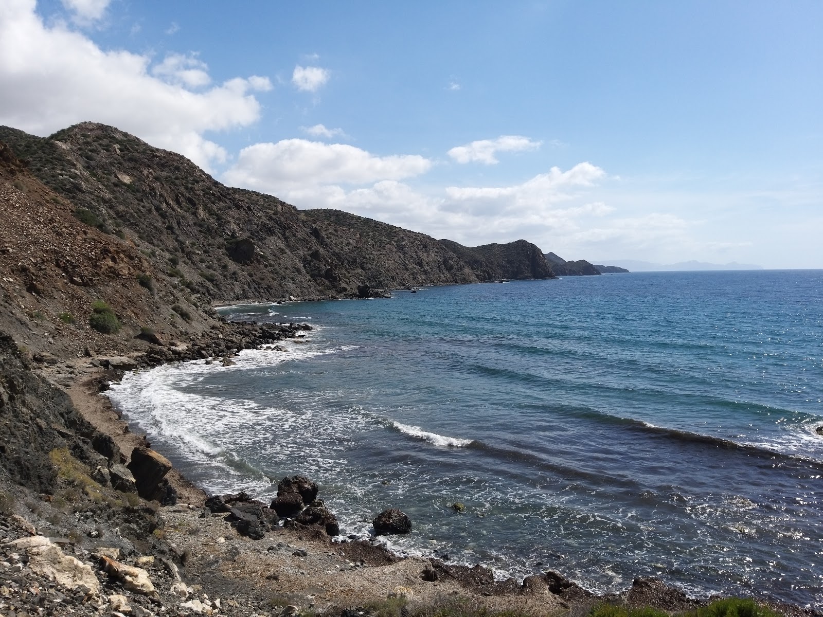 Foto von Cala de Ciscar mit grauer sand & kiesel Oberfläche