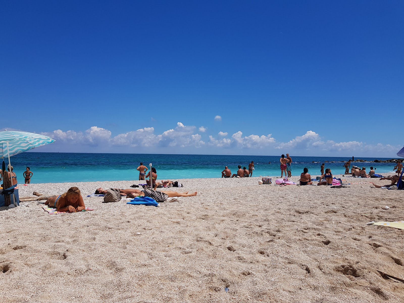 Valokuva Spiaggia Libera Marcelliista. tukeutunut kallioilla