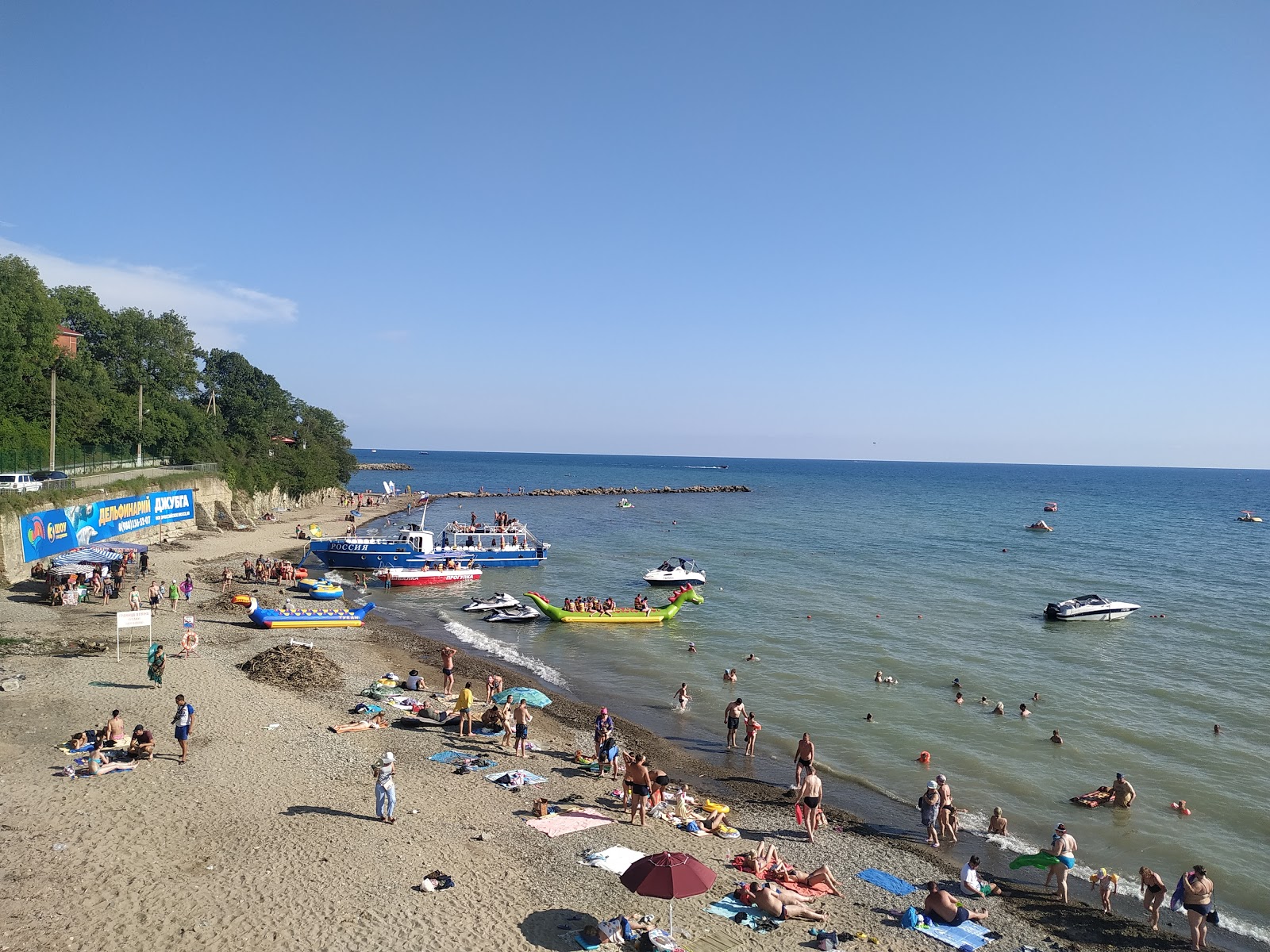 Foto di Dzhubga beach con costa lunga e dritta