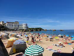 Plage de Biarritz'in fotoğrafı geniş bir kıyı şeridi ile birlikte