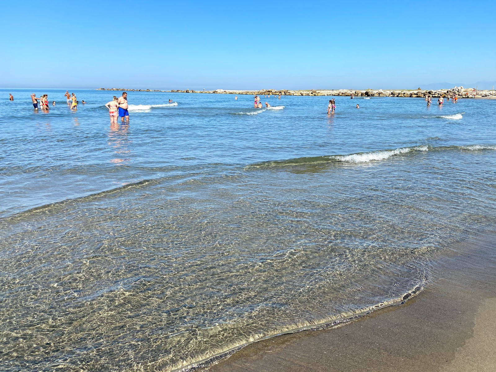 Fotografie cu Blue Sky beach cu golfuri mari