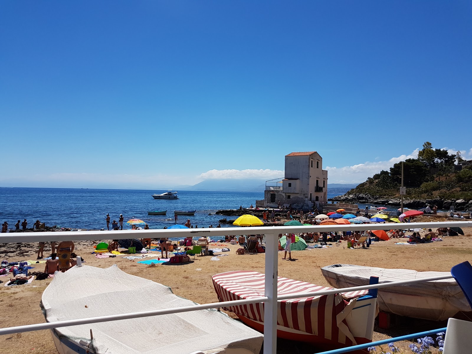 Foto di Spiaggia di Sant'Elia sorretto da scogliere