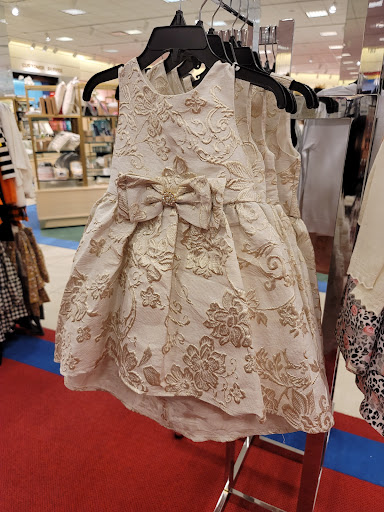 Department Store «Von Maur», reviews and photos, 115 Iowa River Landing Pl, Coralville, IA 52241, USA