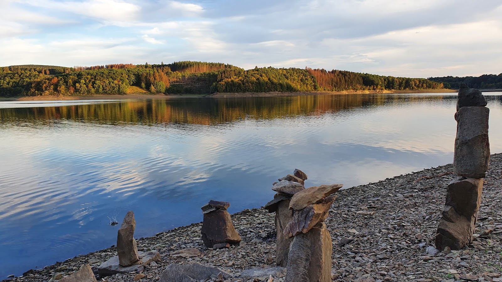 Foto av FKK-Strand Biggesee med turkos rent vatten yta