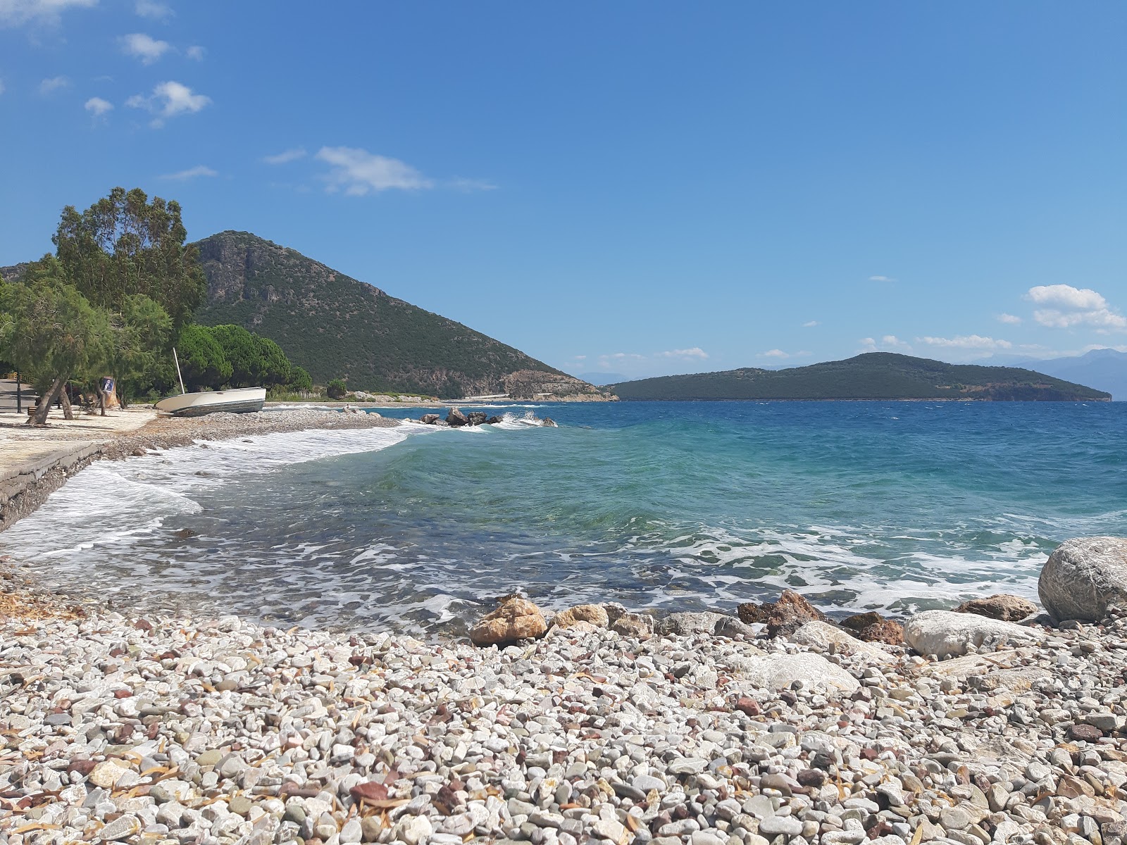 Fotografie cu Sergoulas beach cu o suprafață de pietricel ușor