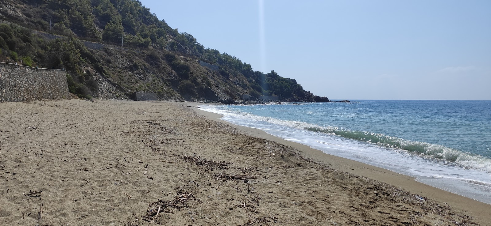 Foto av Aysultan Kadinlar beach omgiven av klippor