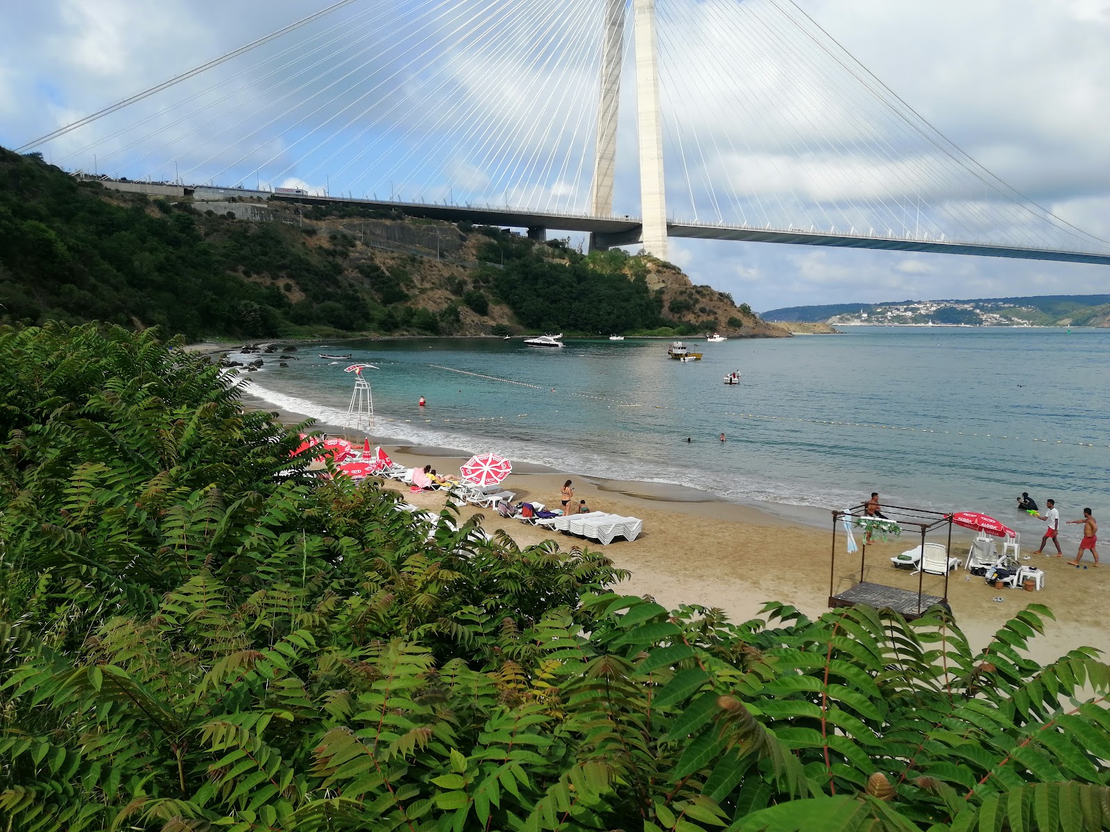 Fotografie cu Tarihi Buyuk Liman Plaji cu o suprafață de apa pură turcoaz