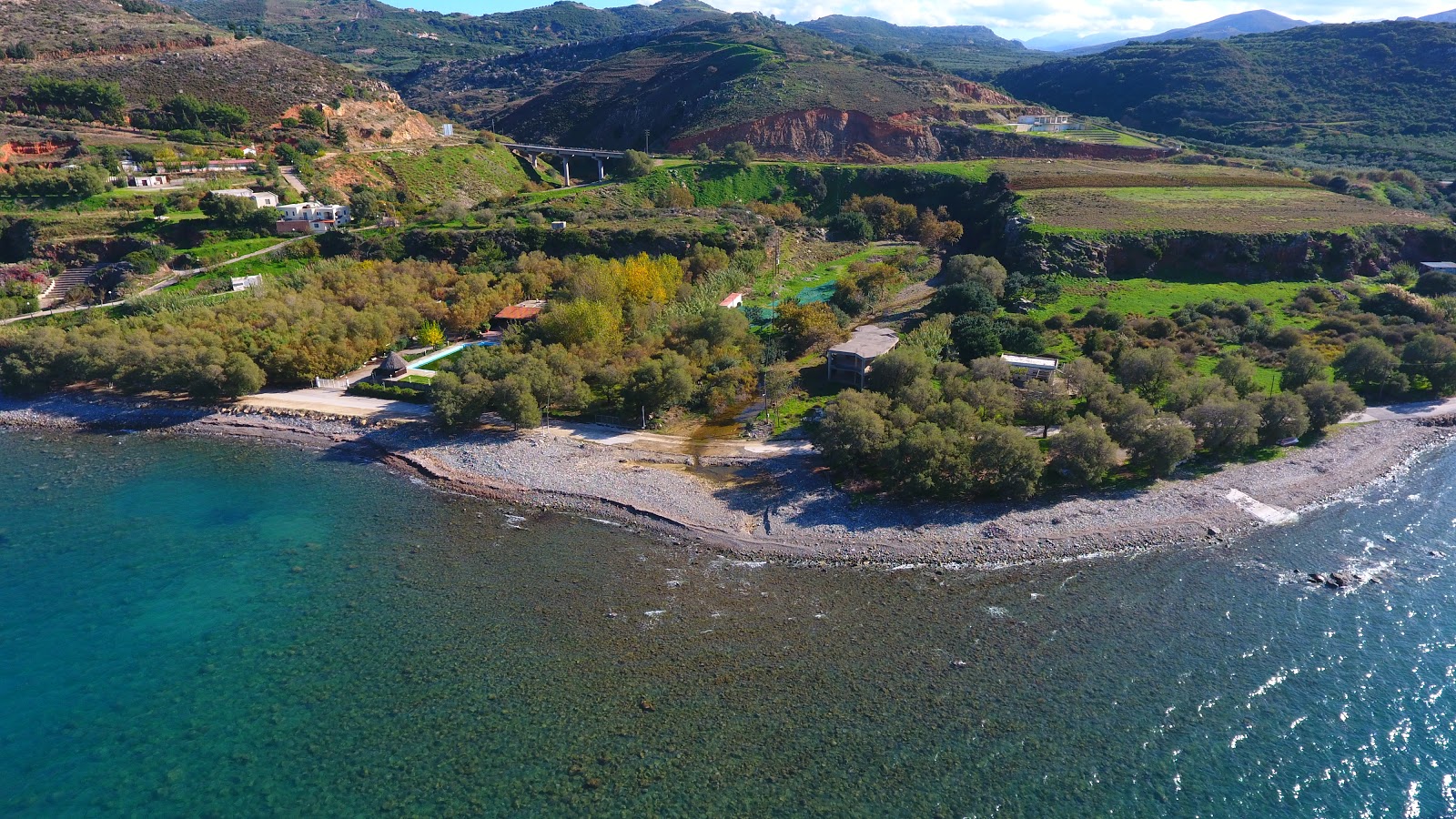 Fotografija Nopigia Beach z kamni površino