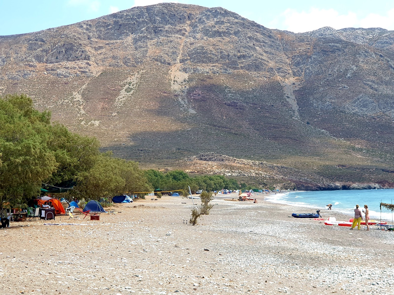 Foto van Eristos beach omringd door bergen