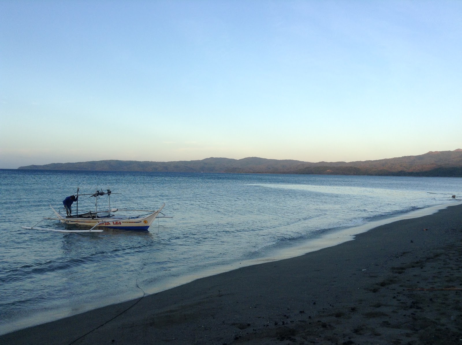 Foto di Paluan Beach con una superficie del acqua turchese