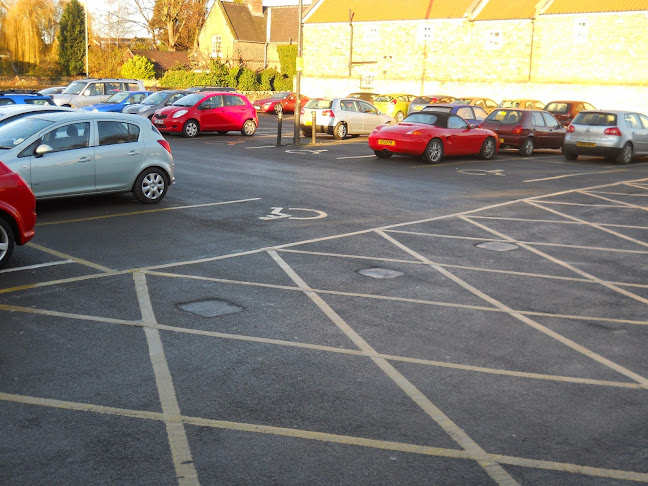 Tickhill Town Council Free Car Park - Parking garage