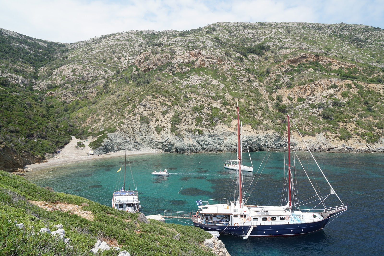 Foto de Kyra Panagia II com água cristalina superfície