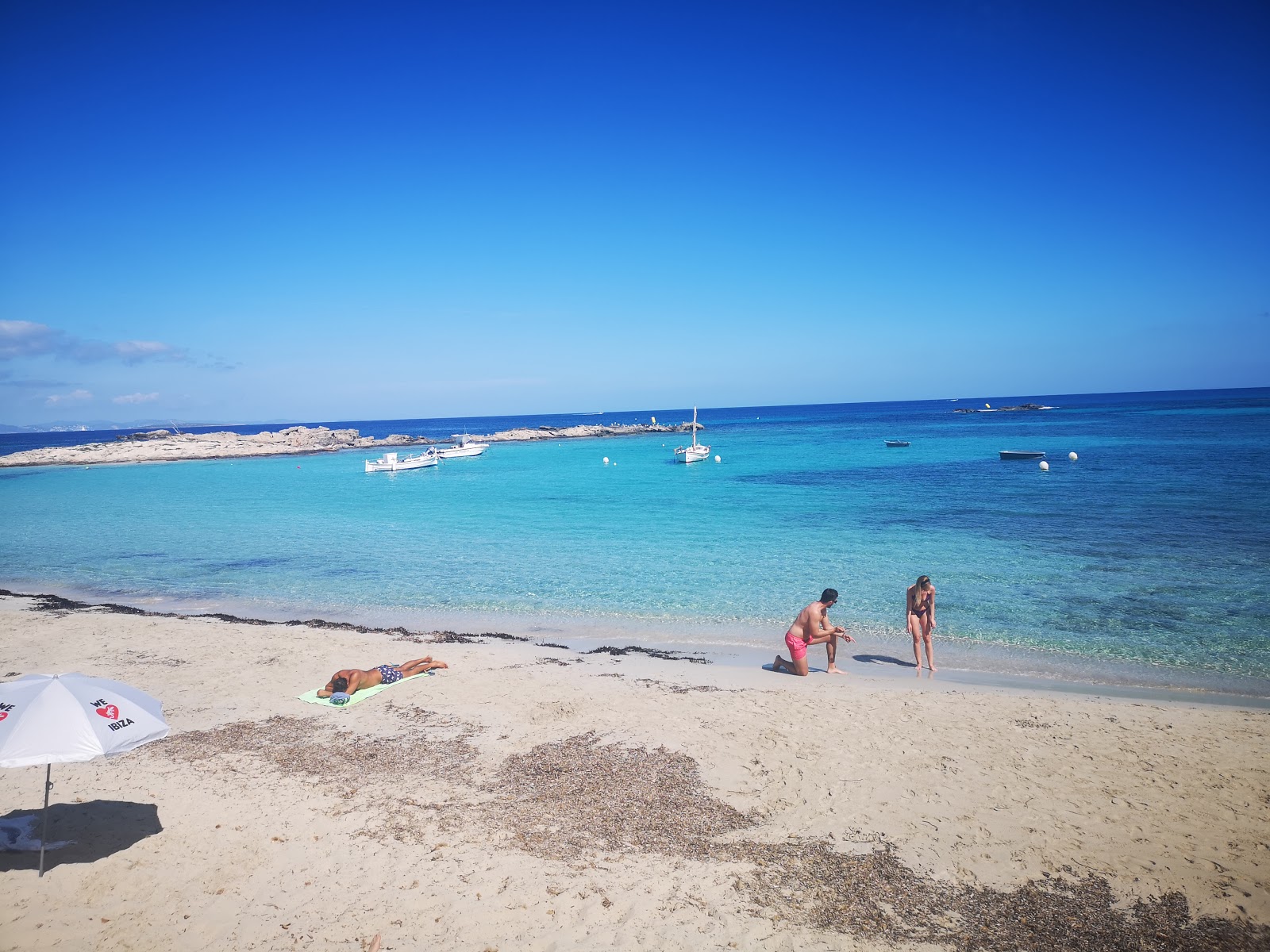 Foto von Platja de la Torreta mit feiner weißer sand Oberfläche