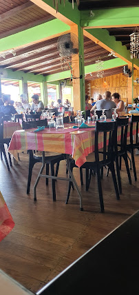 Atmosphère du Restaurant Le Refuge du Port à Saint-François - n°4