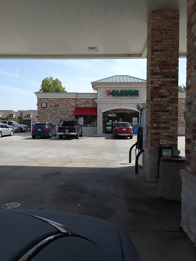 7-Eleven, 1605 W Carrier Pkwy, Grand Prairie, TX 75050, USA, 