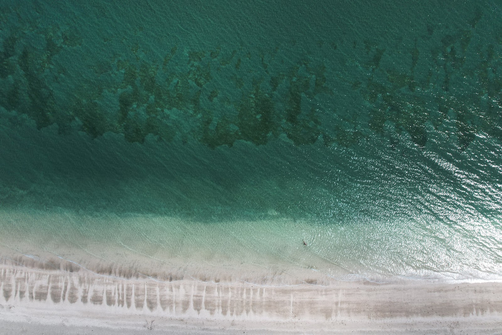 Fotografie cu Shakespeare Beach înconjurat de munți