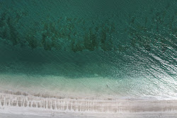 Fotografie cu Shakespeare Beach înconjurat de munți