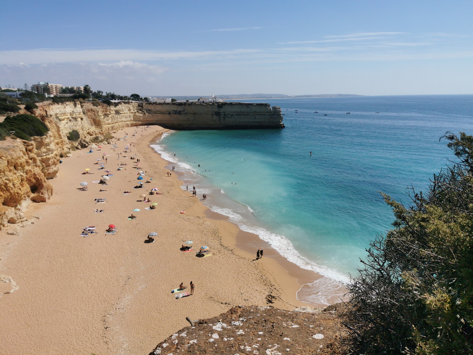 Foto von Nova Strand mit feiner brauner sand Oberfläche