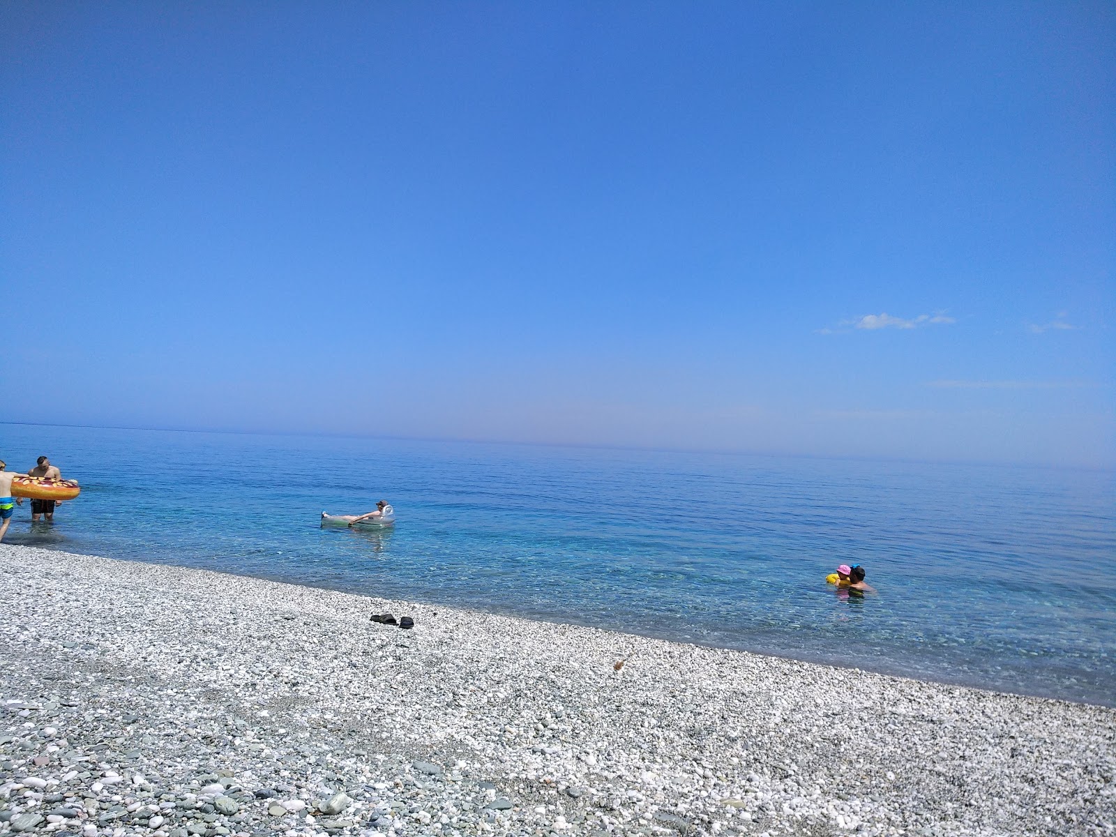 Paliouria beach的照片 带有碧绿色纯水表面