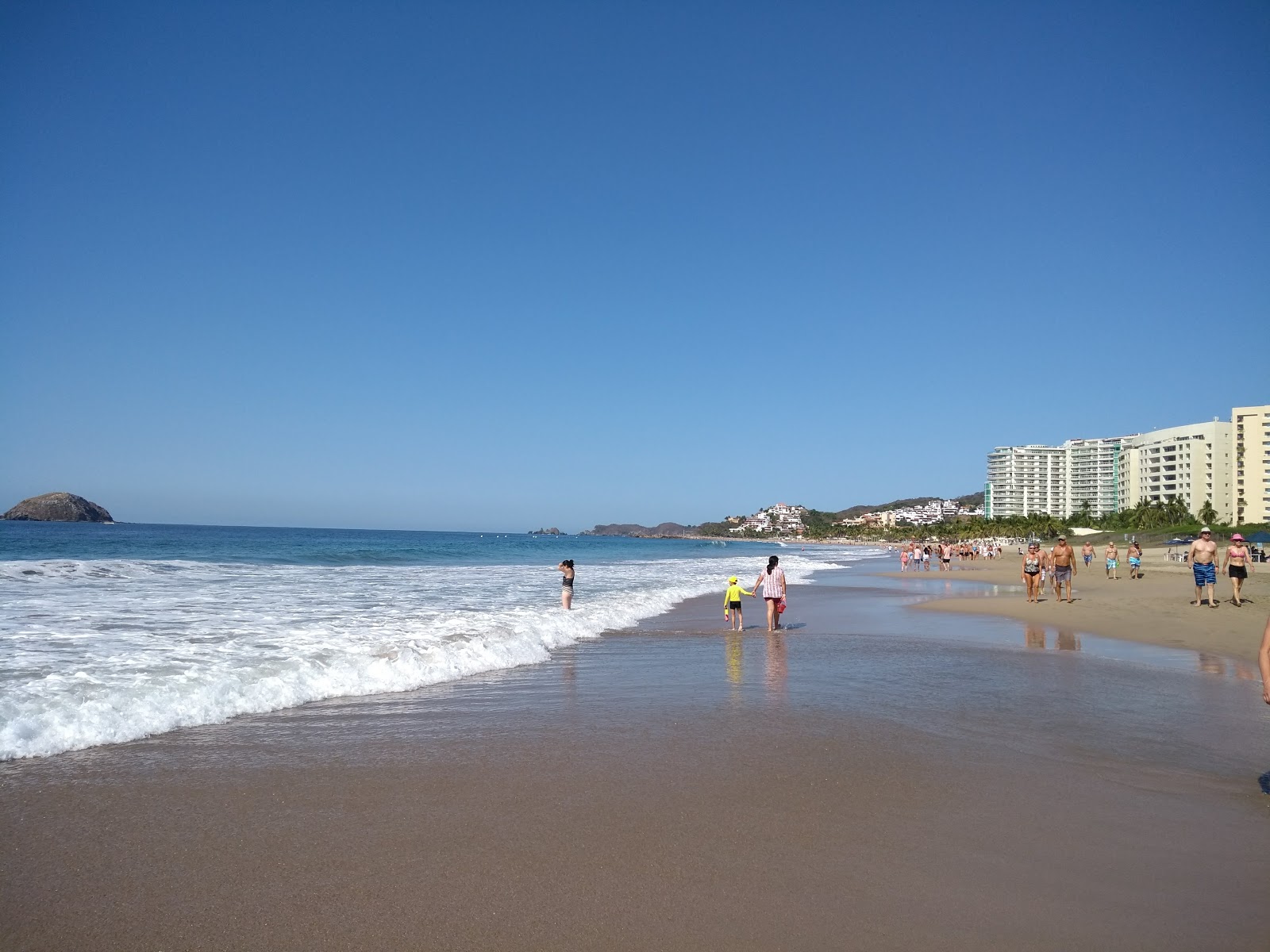 Foto von Playa Las Escolleras mit heller feiner sand Oberfläche