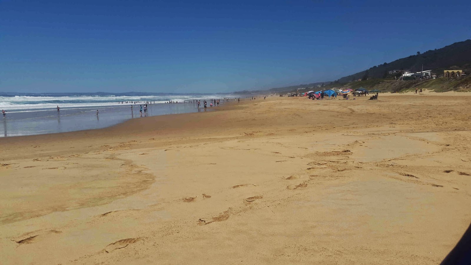 Foto di Glentana beach con una superficie del acqua cristallina