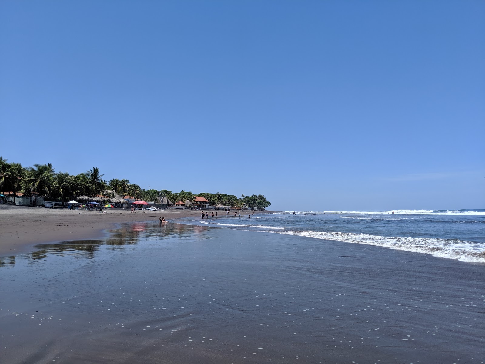 Foto av El Majahual beach med blå rent vatten yta
