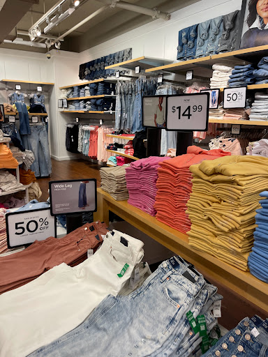 Clothing Store «Gap Outlet», reviews and photos, 423 86th St, Brooklyn, NY 11209, USA