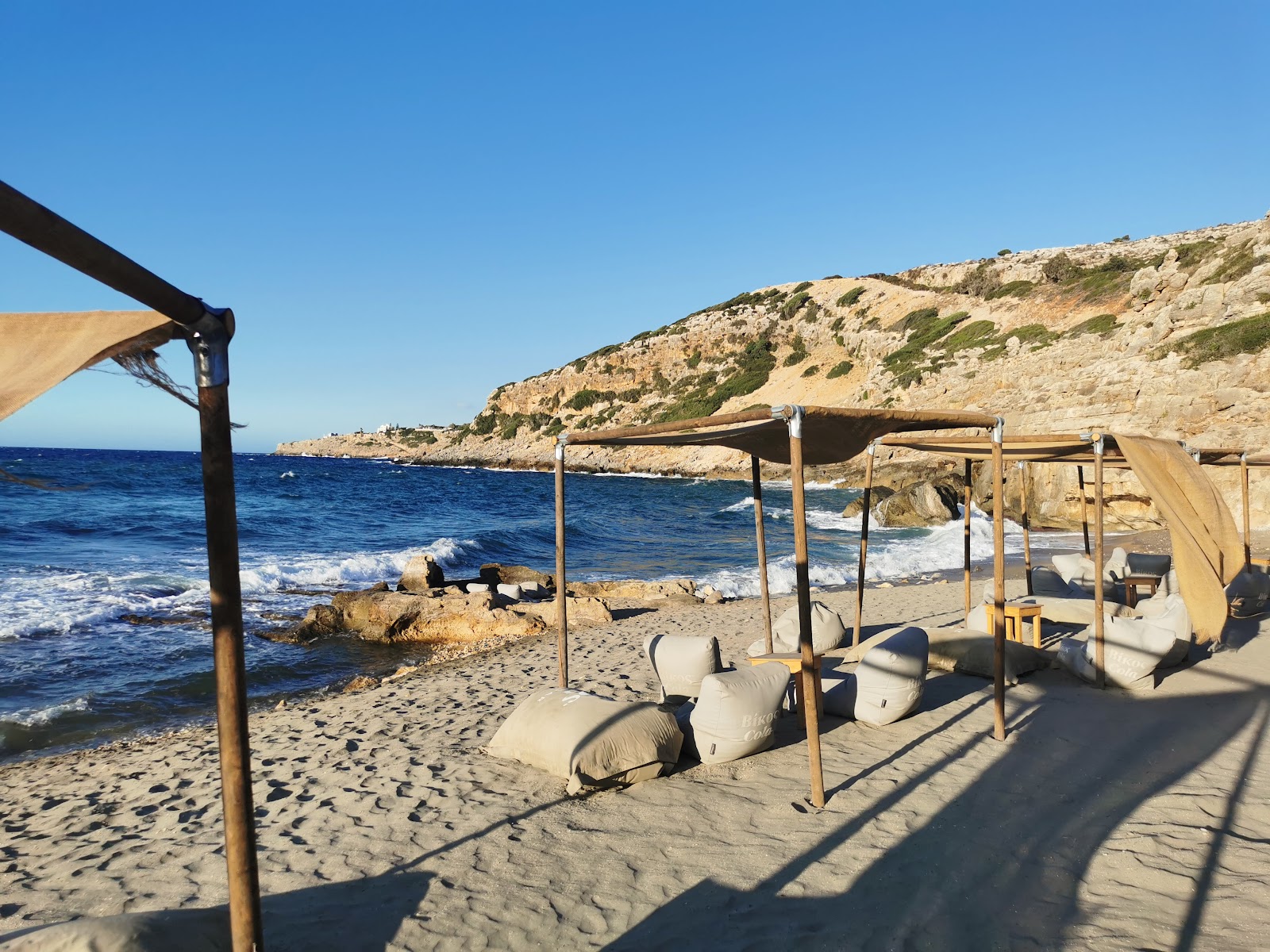 Foto di Tzamaika Beach e l'insediamento
