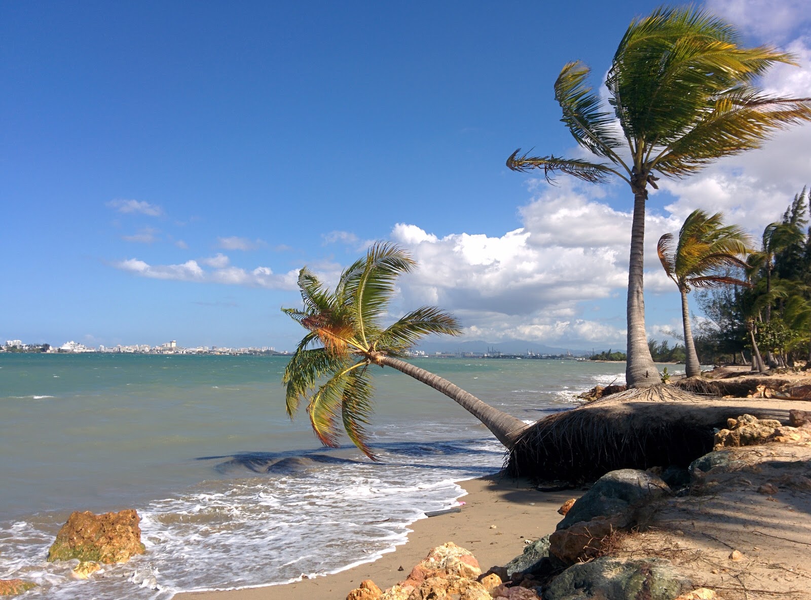 Foto de Esperanza beach com areia brilhante superfície